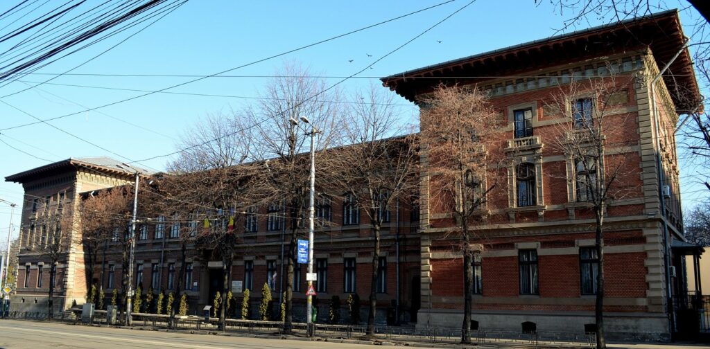 Concurență acerbă la admiterea în clasa a V-a la Colegiul Național din Iași: peste 6 candidați pe loc