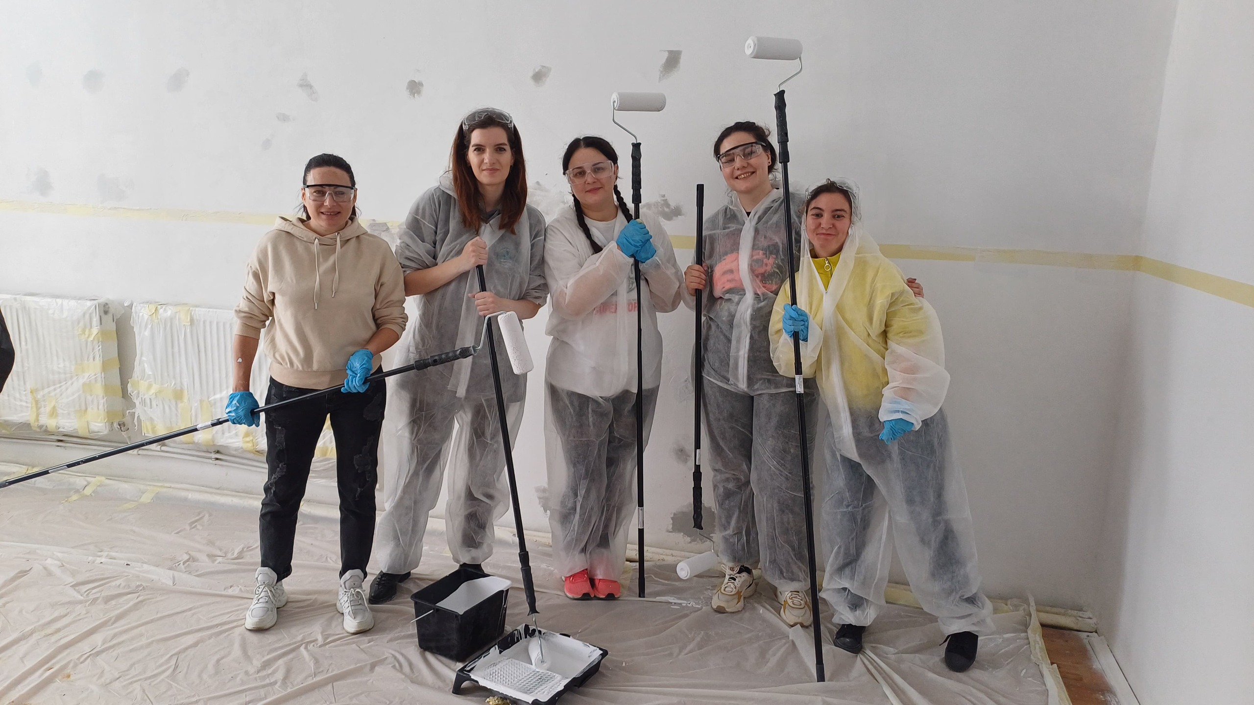 REPORTAJ: De la birou la trafalet. Cum au schimbat 60 de angajați Amazon Iași o școală din Scânteia? „Am vrut să dăm ceva înapoi comunității”