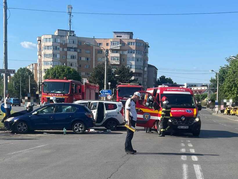 Ambulanţă implicată într-un accident rutier pe o stradă din Craiova. Opt persoane, rănite în urma impactului