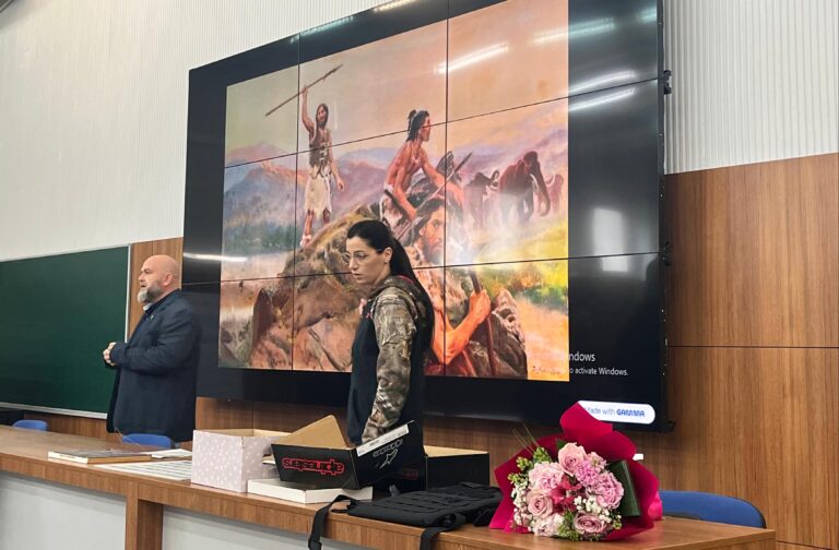 Armurierul Sorana Tucaliuc, în fața studenților de la USV Iași: „Muniția se alege în funcție de specie” - GALERIE FOTO/VIDEO