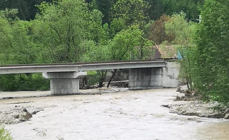 Bacău: Trei sate, izolate după ce un pod provizoriu a fost luat de ape 