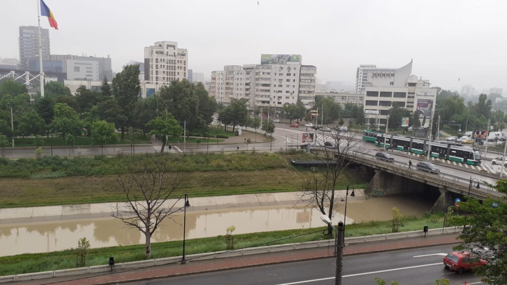 Ușor, ușor, și Bahluiul se retrage în matcă: a scăzut cu aproape jumătate de metru peste noapte