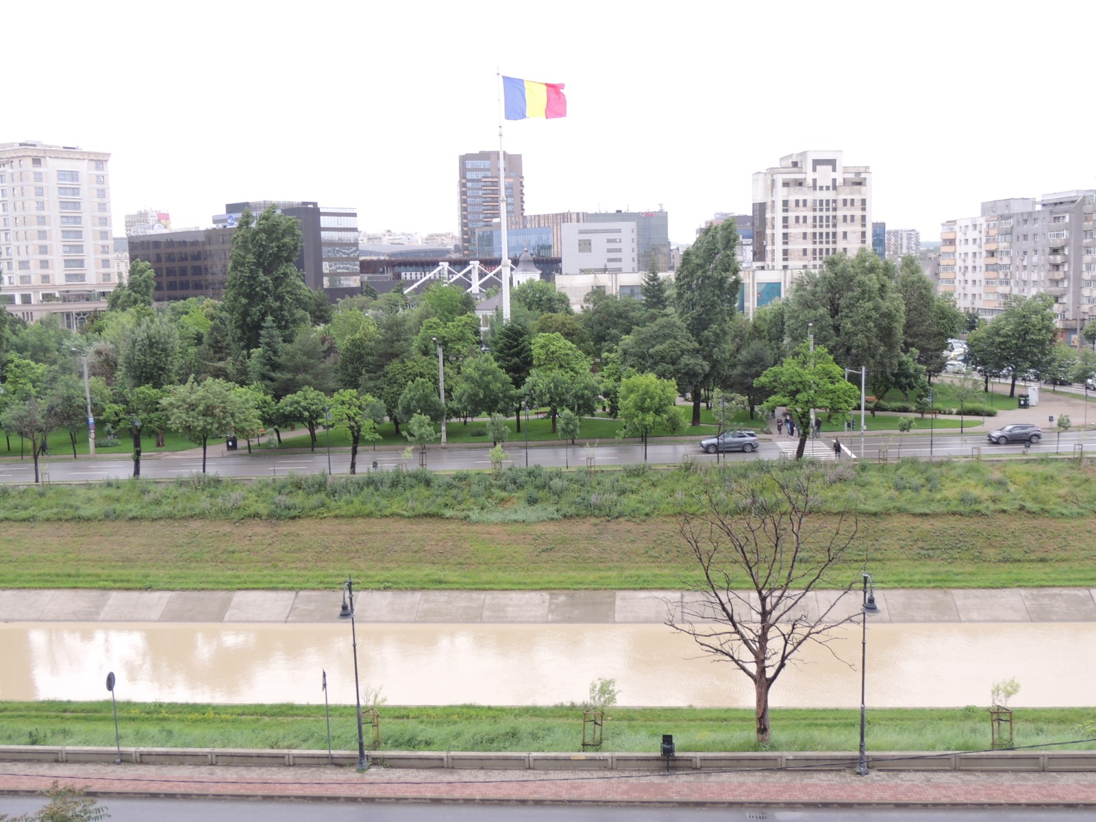 Ploi „eterne” la Iași – Mai rezistă Bahluiul sau urmează inundații ...
