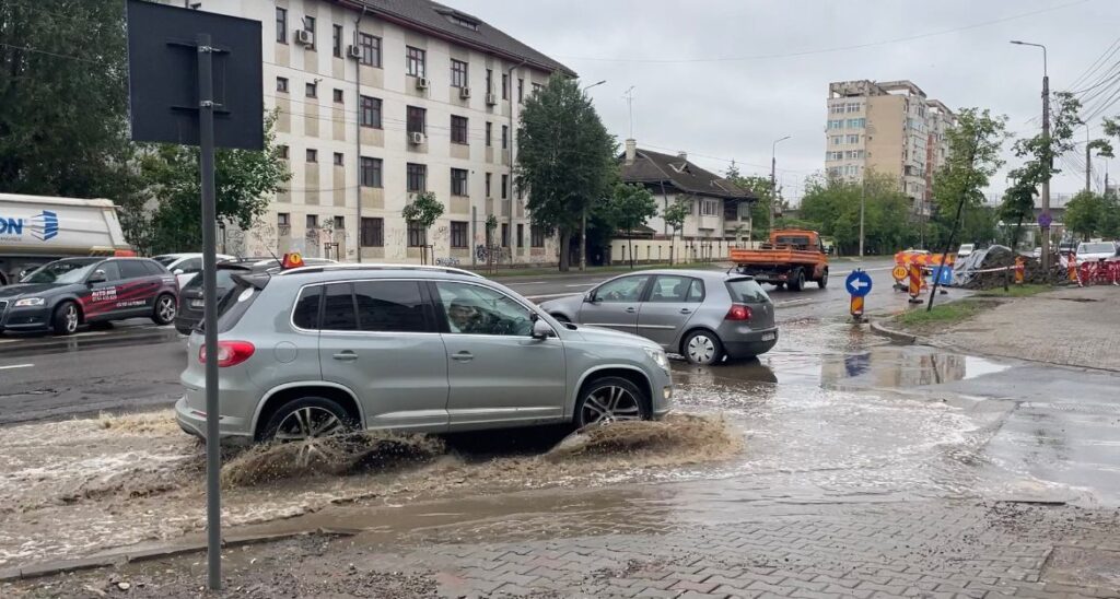  Mașinile înoată în bălțile de pe străzile Iașului