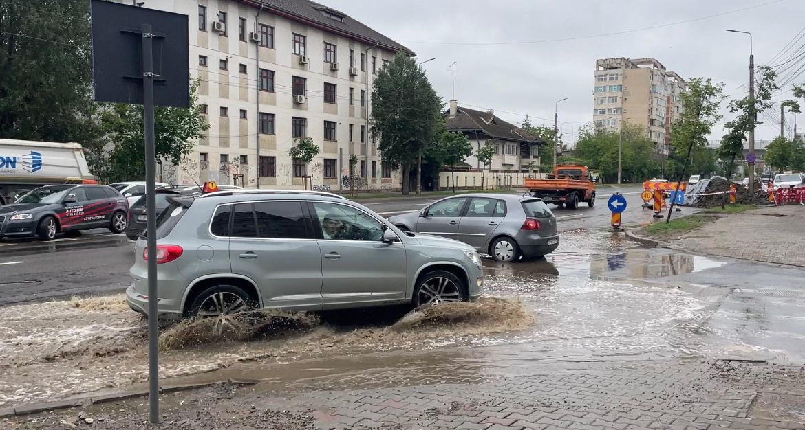Mașinile înoată în bălțile de pe străzile Iașului