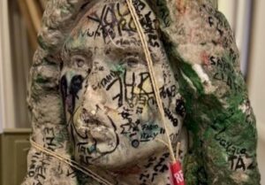 Bustul lui Jim Morrison, furat de pe mormântul său în urmă cu peste 30 de ani, găsit din întâmplare
