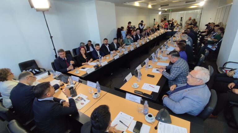 Notele consilierilor județeni ieșeni pe aprilie. Ședința acestora a pornit de la cămașa roșie a lui Mircea Manolache