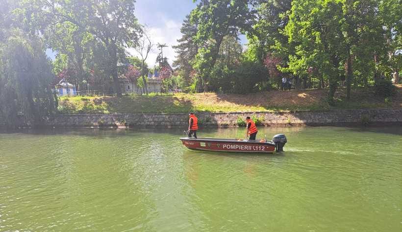 Un bărbat s-a aruncat în canalul Bega, în Timişoara. A fost căutat de mai multe echipaje ale ISU, fiind găsit de scafandri