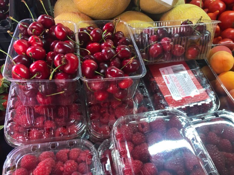 Cu cât se vând cireșele în piețele din Iași? „Gustoase, n-am ce zice, da și prețul e mai mare”