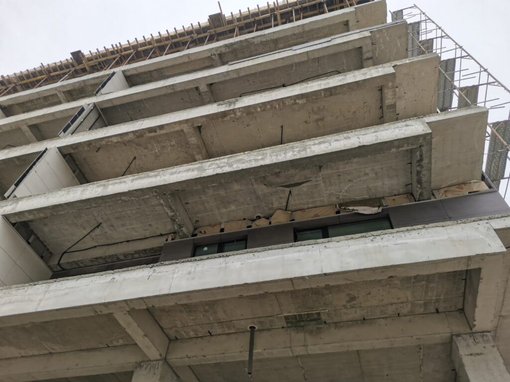 Ieșeni în pericol să rămână fără case? Un dezvoltator, pus de judecători să transforme o clădire de locuințe vândute deja într-una de birouri