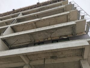 Ieșeni în pericol să rămână fără case? Un dezvoltator, pus de judecători să transforme o clădire de locuințe vândute deja într-una de birouri