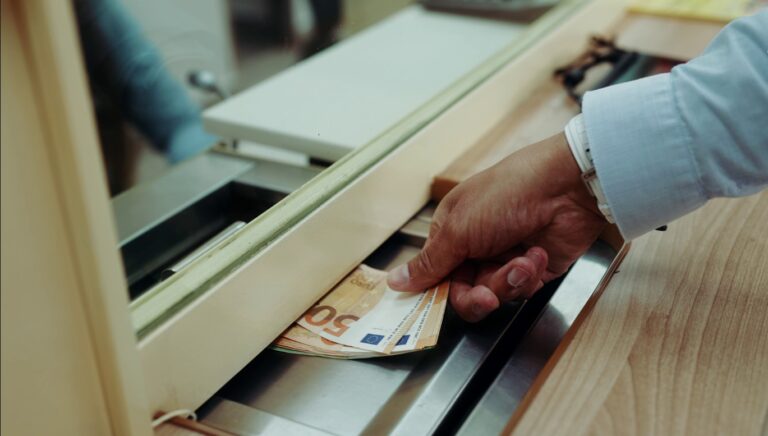 Premieră - Euro a ajuns oficial la un maxim istoric și a trecut pragul psihologic de 5 lei