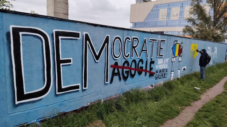 Artistul Dan Perjovschi, mesaj civic pe un zid de lângă plaja Nicolina:  „Nu va fi ușor... Depinde numai de tine”