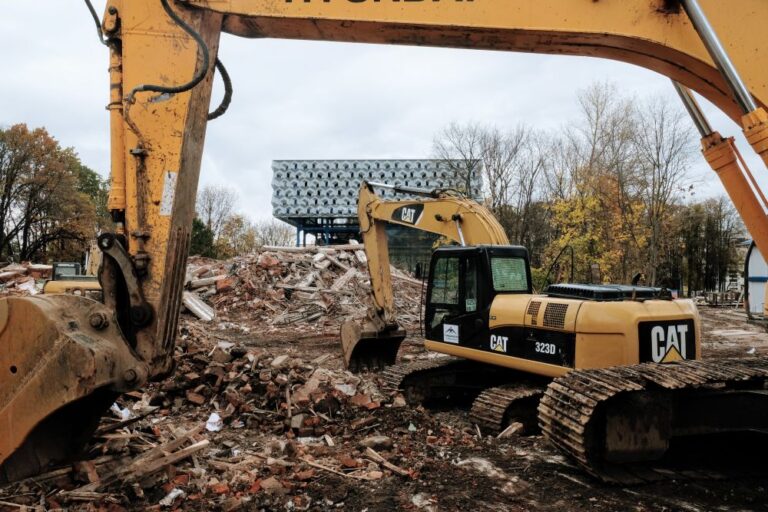 Un dezvoltator imobiliar care a construit trei locuințe fără autorizație lângă Iași este pus să le demoleze. „Casa se dărâmă, iar primarul plătește”