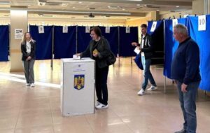 Alegeri prezidenţiale 2025 - În jurul orei 13:00, potrivit datelor AEP, a fost trecut pragul de milion de alegători prezenți la urne în diaspora - un record istoric