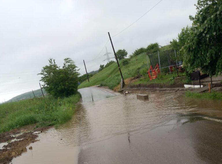 O stradă de lângă Iași, sub ape la fiecare ploaie. Localnicii acuză un vecin că a blocat podul. Autoritățile strâng din umeri