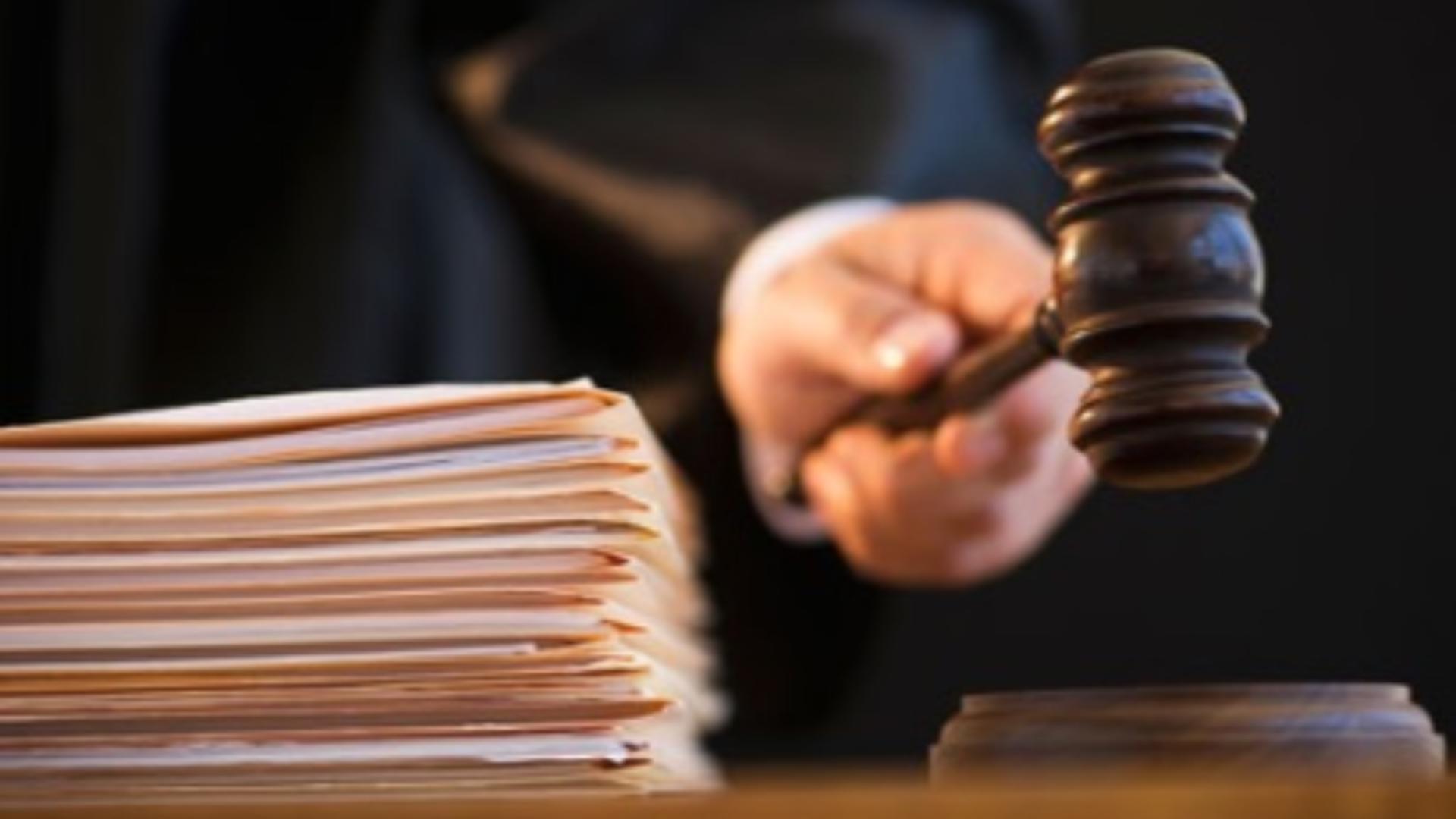 Oficialii unei primării din judeţul Hunedoara ar fi plătit unei firme aproape 90.000 de lei, fără să verifice dacă lucrările la un pod au fost realizate. Autoritățile au deschis dosar penal