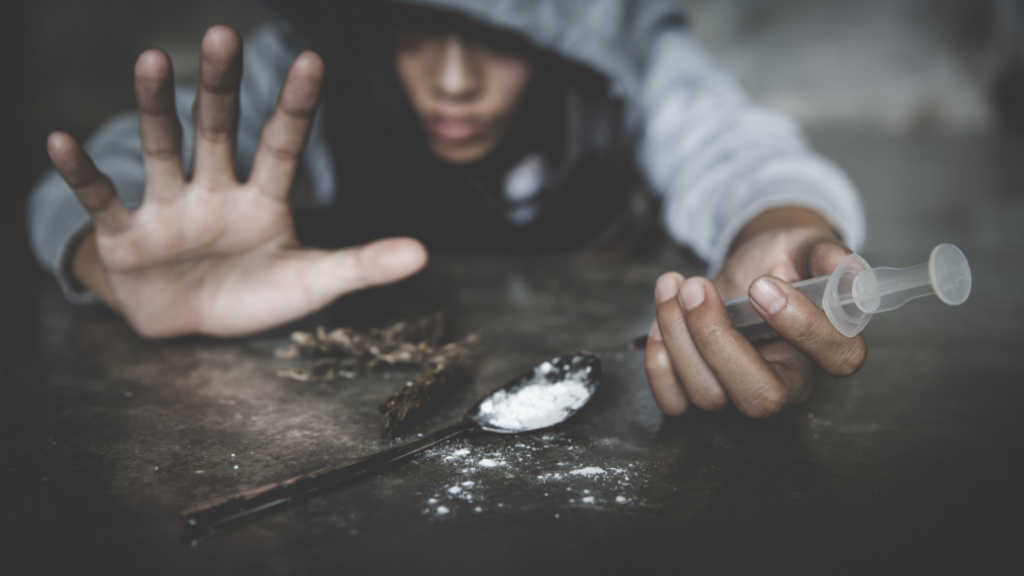 Un absolvent de facultate, ajuns din urmă de păcatele tinereții. Face închisoare din cauza unei „aventuri” minore cu droguri din trecut