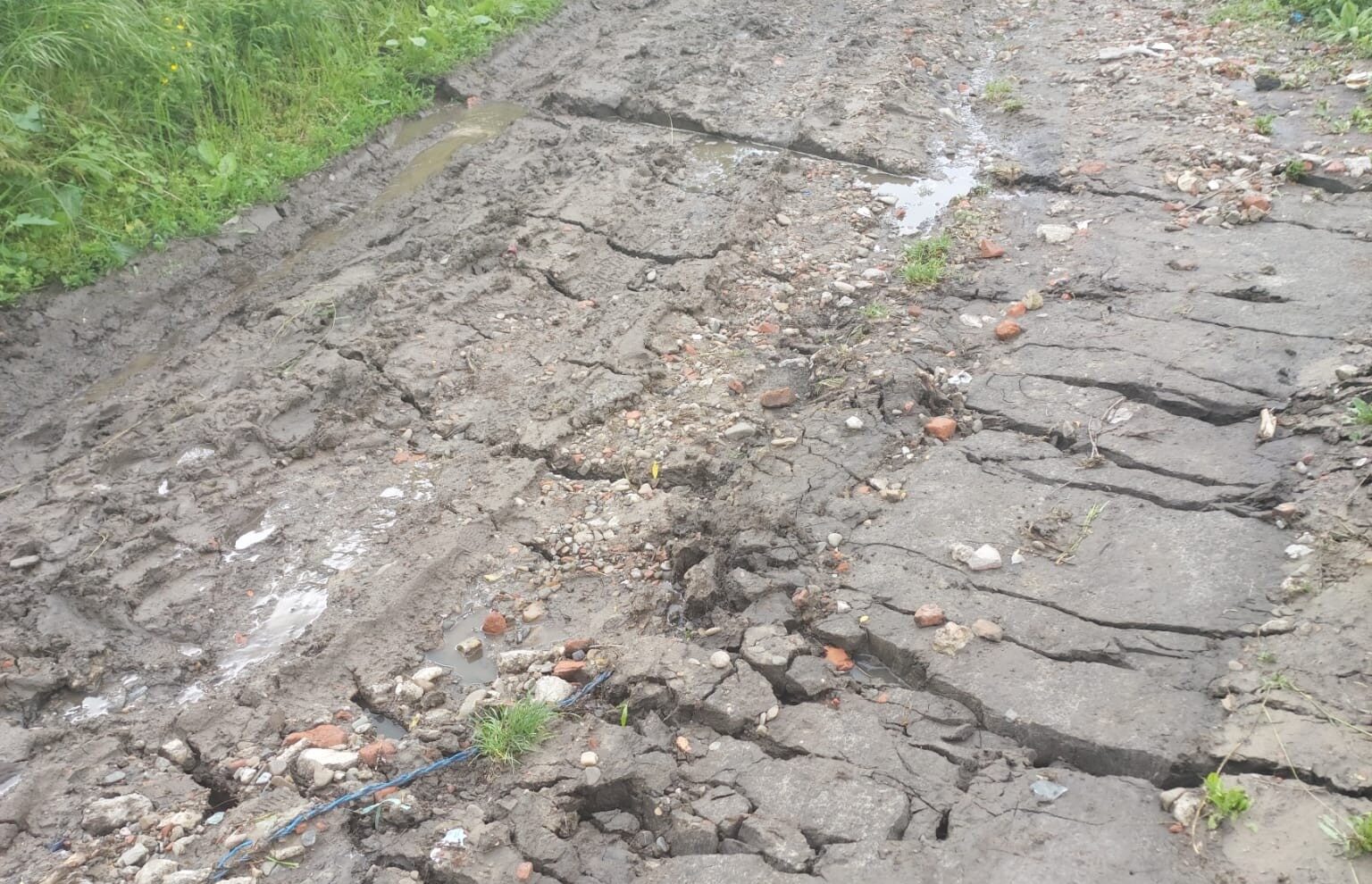 Alunecare majoră de teren în comuna ieșeană Ciortești: un drum asfaltat a fost efectiv rupt, fiind închis. Apel al primăriței