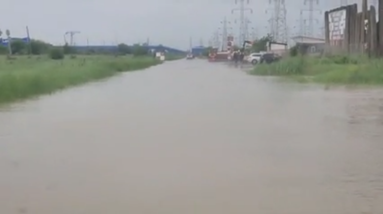 VIDEO Pârâul Vămășoaia și-a ieșit din matcă. Circulația pe „Drumul hoților”, ca și închisă