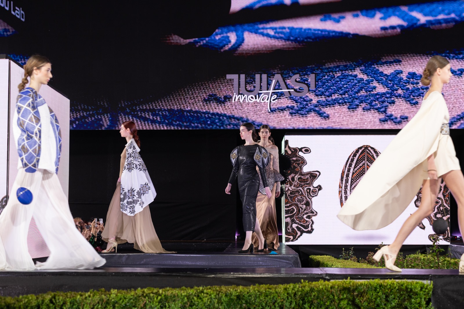 Studenții de la TUIASI au impresionat la Romanian Fashion Week 2025 cu o colecție ce îmbină tradiția și inovația - FOTO