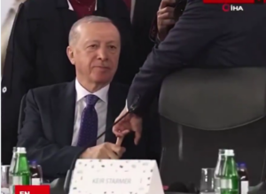 Controversă: De ce i-a ţinut Erdogan degetul lui Macron atât de mult timp? – VIDEO