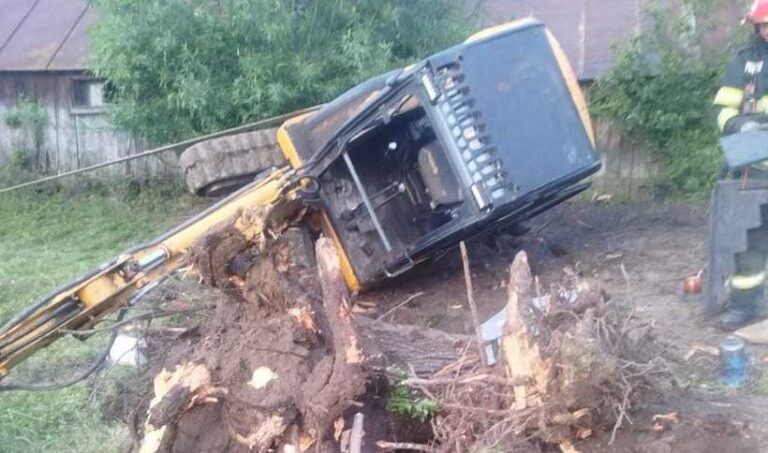 Suceava: Bărbat rănit după ce şi-a prins piciorul sub cabina unui excavator care s-a răsturnat