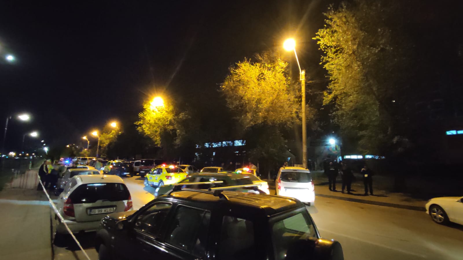 Partea nevăzută a votării de la Iași. O noapte la BEJ: reportaj printre munții de saci cu voturi și sute de oameni, în beznă