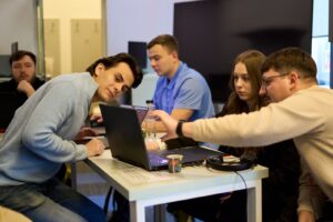Zeci de studenți la competiția UniCredit Fintech Hackathon: 48 de ore intense pentru viitorul bankingului, la Romanian Creative Week