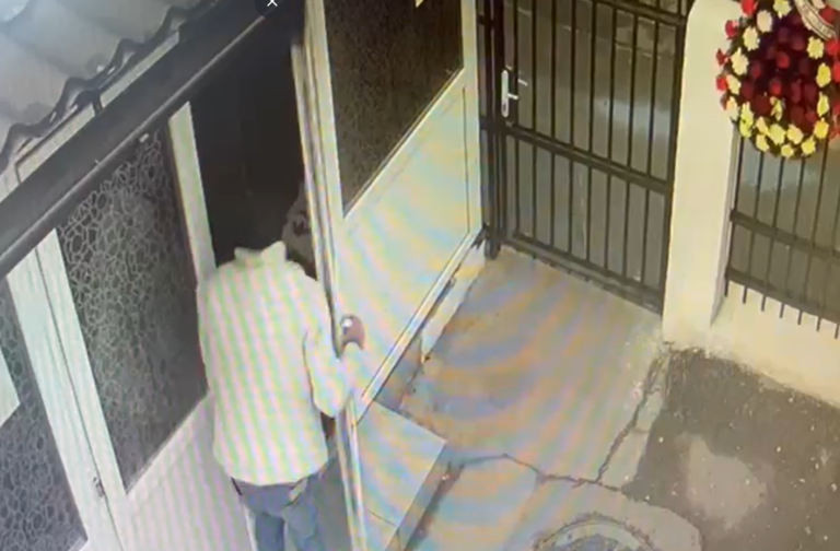 Un bărbat de 40 de ani, surprins în timp ce fura dintr-o capelă un inel şi o verighetă din aur de la o femeie decedată. Acesta a fost reţinut pentru furt calificat