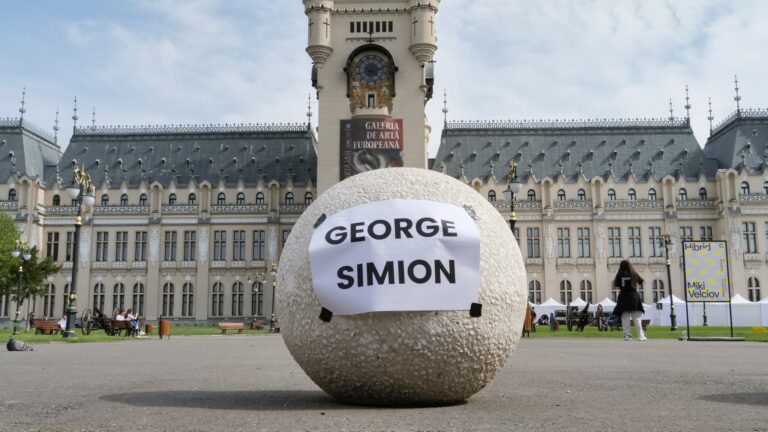 GALERIE FOTO Ieșenii ironizează artistic fuga lui George Simion de dezbaterile electorale. Iată cele mai amuzante ipostaze!