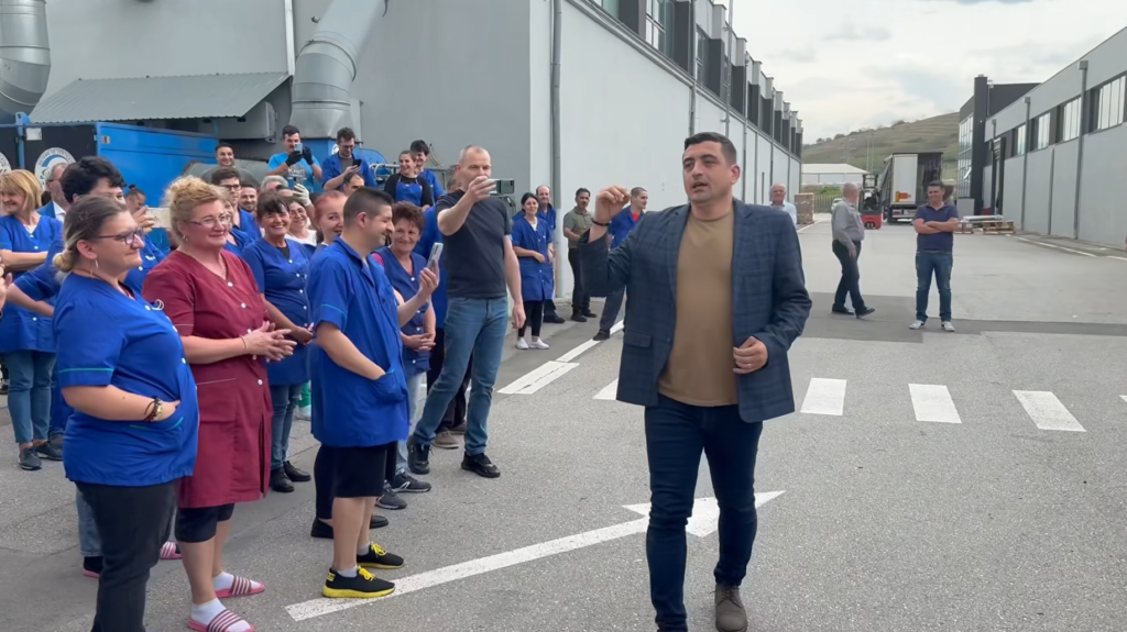  Cine deține multinaționala străină la care a dat fuga Simion imediat ce a coborât din avionul de Viena