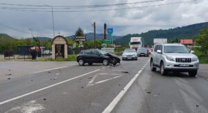 Accident cu victime la intrarea în Gura Humorului. O mașină de Iași, implicată în coliziunea a trei vehicule