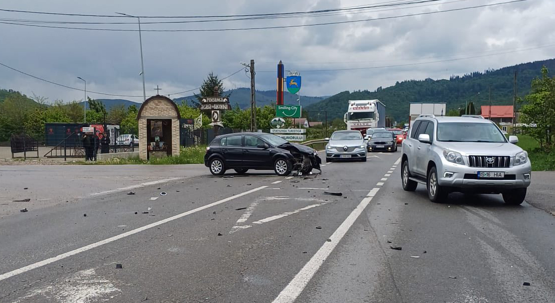Accident cu victime la intrarea în Gura Humorului. O mașină de Iași, implicată în coliziunea a trei vehicule
