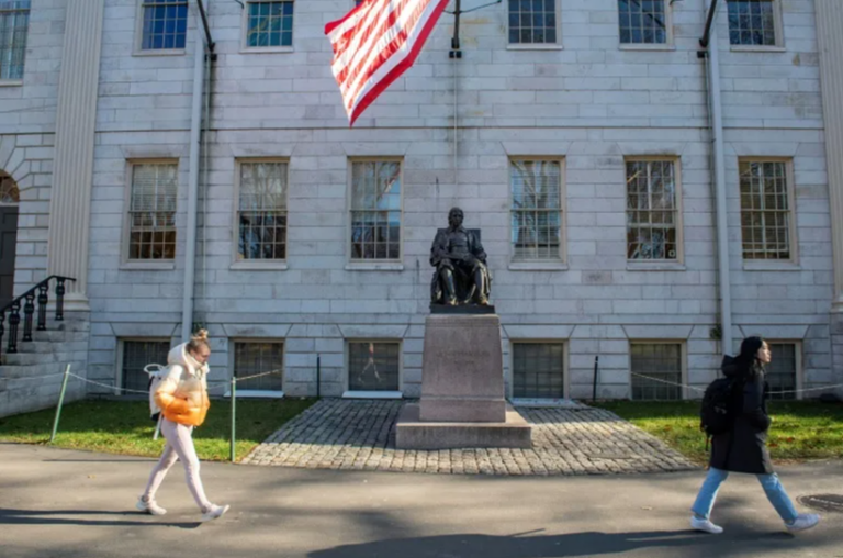 Administraţia Trump retrage Universităţii Harvard dreptul de a primi studenţi străini