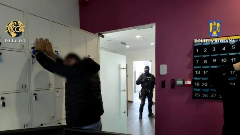 Discuții uluitoare ale paznicilor „fortăreței” brokerilor, trimiși noaptea în parcare, să surprindă „miliția”: „Ăia nu știu că bau-bau e de la 6 la 8”