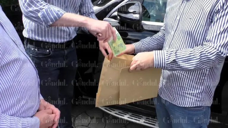 „Filmul” flagrantului care a dus la reținerea inspectorului ANAF de DNA: „Bă băiatule, decât să iau două salarii din alea, plătește și tu 1 milion”