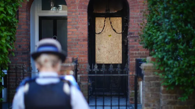 UPDATE Un român de 26 de ani este al doilea bărbat acuzat pentru incendiile de la casa și mașina premierului britanic Keir Starmer