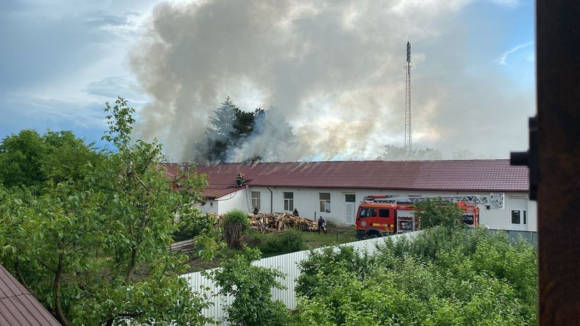 O școală a luat foc în Vrancea. În clădire se aflau peste 30 de elevi şi cadre didactice