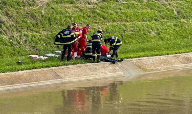 Incident grav la Iași – O fată s-a împiedicat și a căzut în Bahlui. Un tânăr care i-a sărit în ajutor, salvat de un pompier aflat în timpul liber (VIDEO/UPDATE)