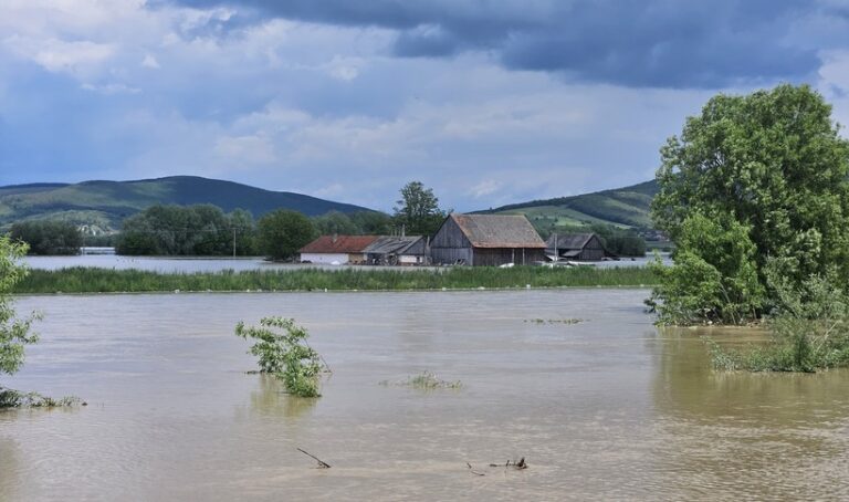 IGSU: Aproximativ 300 de gospodării din Covasna, inundate şi peste 300 de persoane rămân evacuate în Covasna, Braşov şi Botoşani