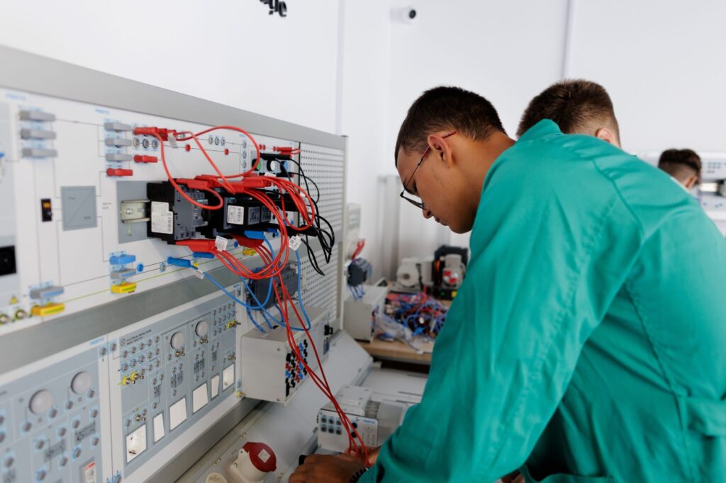 Peste 150 de locuri în învățământul dual, la Iași, pentru anul școlar 2025-2026: elevii de liceu pot învăța o meserie cerută pe piața muncii