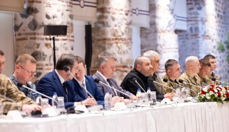 Reuniunea de la Istanbul între delegaţiile Rusiei şi Ucrainei s-a ”terminat”, anunţă Ankara. Ucraina acuză Rusia de cereri teritoriale ”inacceptabile”