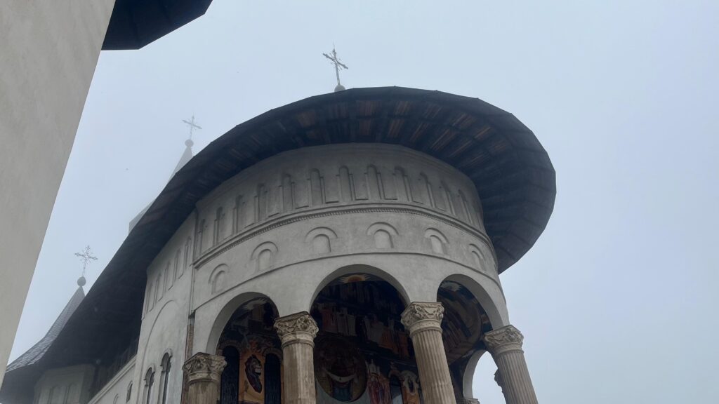  Pelerinaj cu moaștele Sfântului Pantelimon și Liturghie arhierească la Mănăstirea Hadâmbu – FOTO