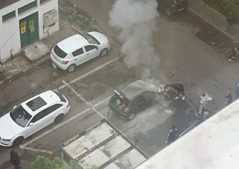 FOTO/VIDEO – Incendiu puternic la o mașină în cartierul Alexandru cel Bun