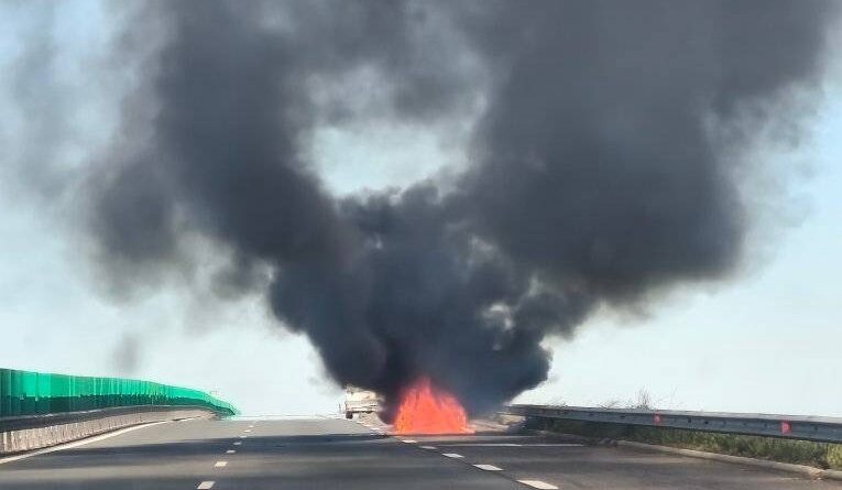 Trafic oprit pe Autostrada Soarelui, în judeţul Călăraşi, după ce o maşină a luat foc