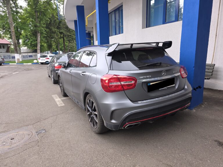 Parcul de mașini din Copou la care te uiți cu gura căscată. Ce „bolizi” au fotbaliștii de la ACSM Politehnica?