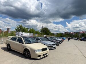 Opere pe patru roți, la mănăstire - Trei zile de tuning auto și demonstrații spectaculoase la Iași, cu 200 de vehicule modificate/VIDEO