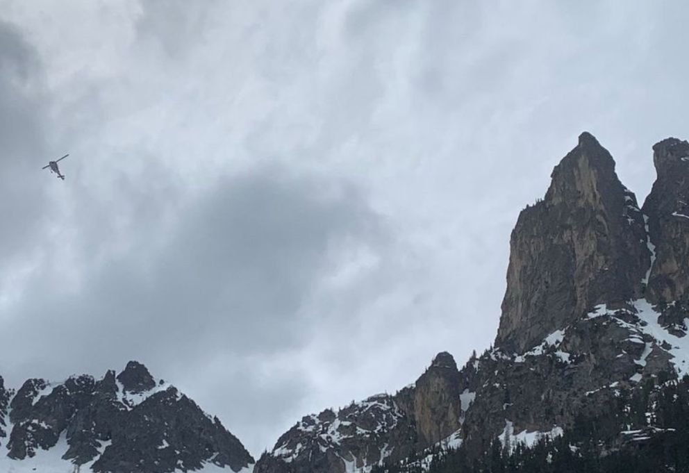 Patru alpinişti au căzut peste 120 de metri într-o râpă. Unul dintre ei a supravieţuit, a reuşit să urce şi a plecat cu maşina până la un telefon pentru a cere ajutor