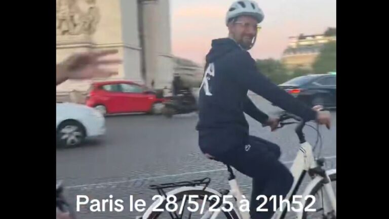 Roland Garros: În plin turneu, Novak Djokovici s-a plimbat cu bicicleta prin Paris